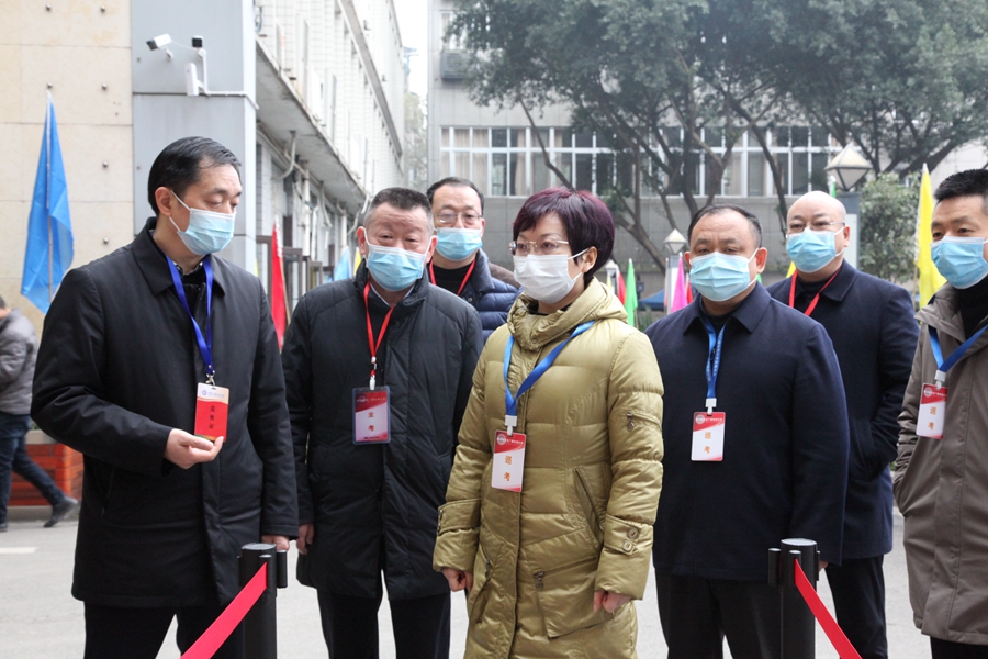 南充市人民政府副市長(zhǎng)歐陽(yáng)梅（中）四川開(kāi)放大學(xué)黨委書(shū)記楊俊輝（左一）到我?？疾炱谀┛荚嚰耙咔榉揽毓ぷ? width=